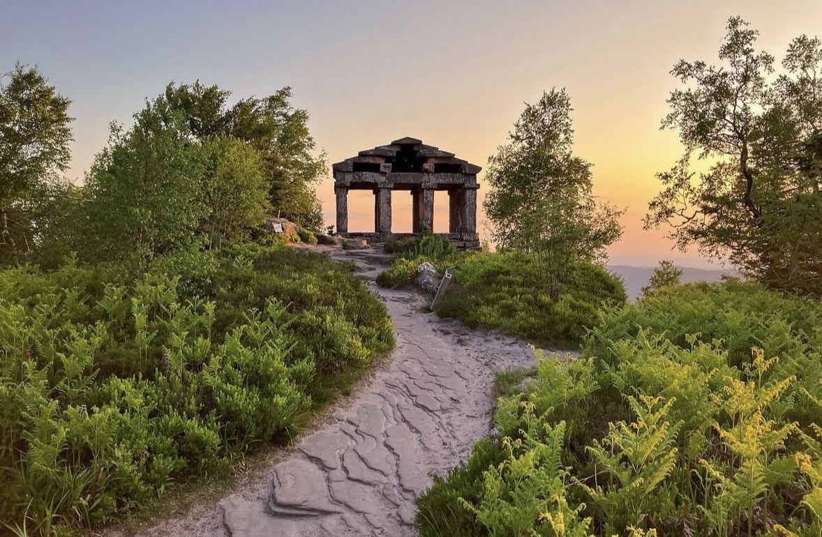 Chemin de randonnée menant au temple du Donon au coucher du soleil dans les Vosges