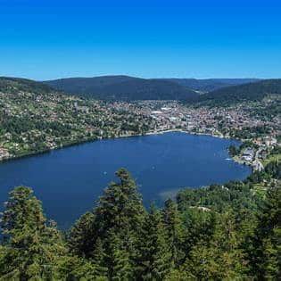 Vue panoramique du lac de Gérardmer entouré de forêts vosgiennes